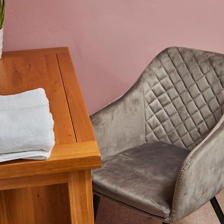 Fantastic Central Stratford Two Bedroom Apartment By Purestay Short Lets & Serviced Accommodation With Parking Eksteriør bilde