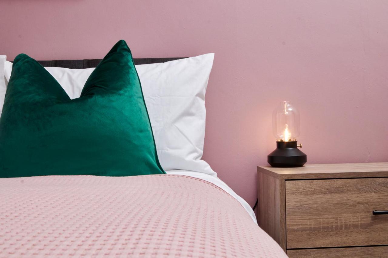 Fantastic Central Stratford Two Bedroom Apartment By Purestay Short Lets & Serviced Accommodation With Parking Eksteriør bilde